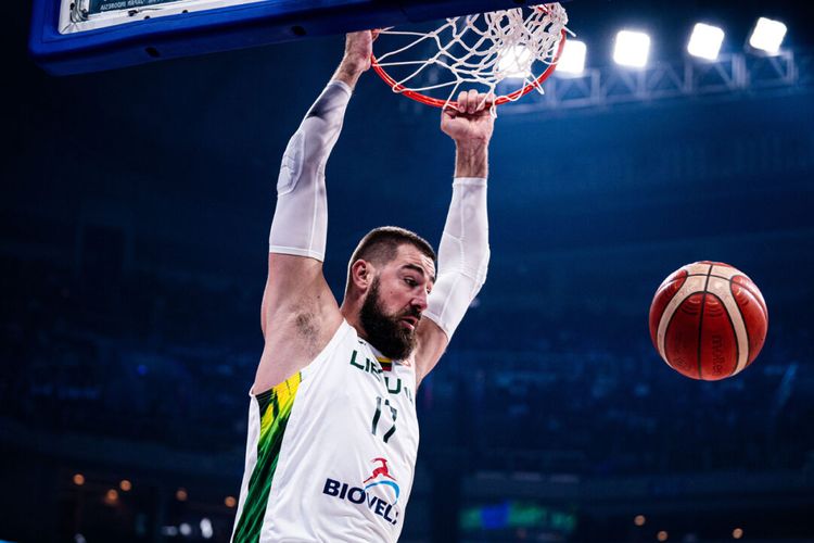 Jonas Valanciunas melakukan dunk pada pertandingan Lithuania vs Slovenia FIBA World Cup 2023 (7/9/2023).