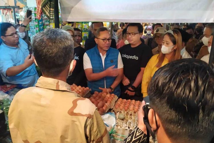 Menteri Perdagangan Zulkifli Hasan bakal mengeluarkan aturan agar mini market yang sudah tersebar di banyak Kecamatan dan Desa, mau menyuplai kebutuhan komoditas di warung kecil.
