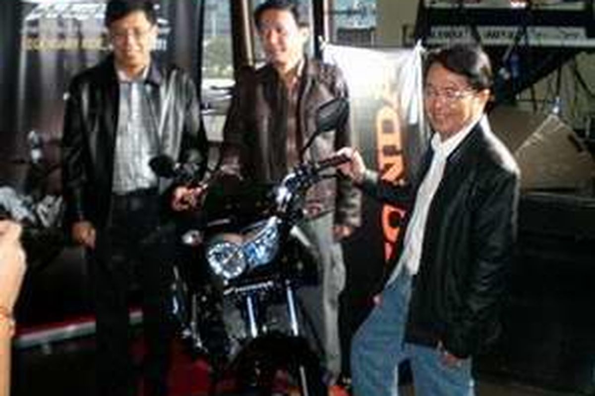 Petinggi Honda, Johannes Loman (kiri), Miki Yamamoto (tengah) dan Siswanto Prawiroatmodjo (kanan) setelah membuka selubung New Honda Tiger di Hard Rock Cafe, Jakarta