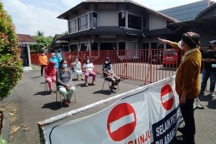 Bupati Banyumas Achmad Husein memberi semangat kepada ibu hamil yang menjalani isolasi akibat terpapar Covid-19 di Hotel Tiara Purwokerto, Kabupaten Banyumas, Jawa Tengah, Kamis (5/8/2021).