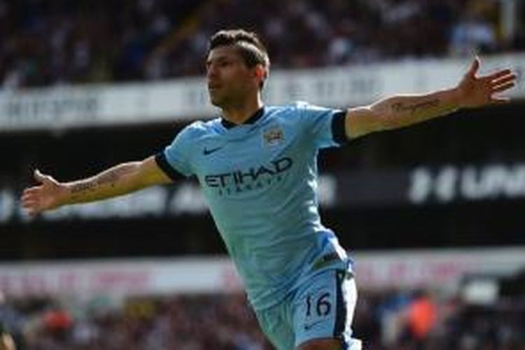 Striker Manchester City, Sergio Aguero, merayakan golnya ke gawang Tottenham Hotspur, Minggu (3/5/2015).