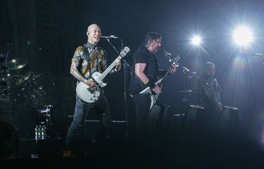 Grup band heavy metal Trivium tampil di panggung Hammersonic Festival 2023 di Pantai Carnaval Ancol, Jakarta Utara,  Minggu (19/3/2023). Vokalis Trivium, Matthew Kiichi Heafy mengenakan batik dan jersey Timnas Indonesia saat tampil di Hammersonic 2023.