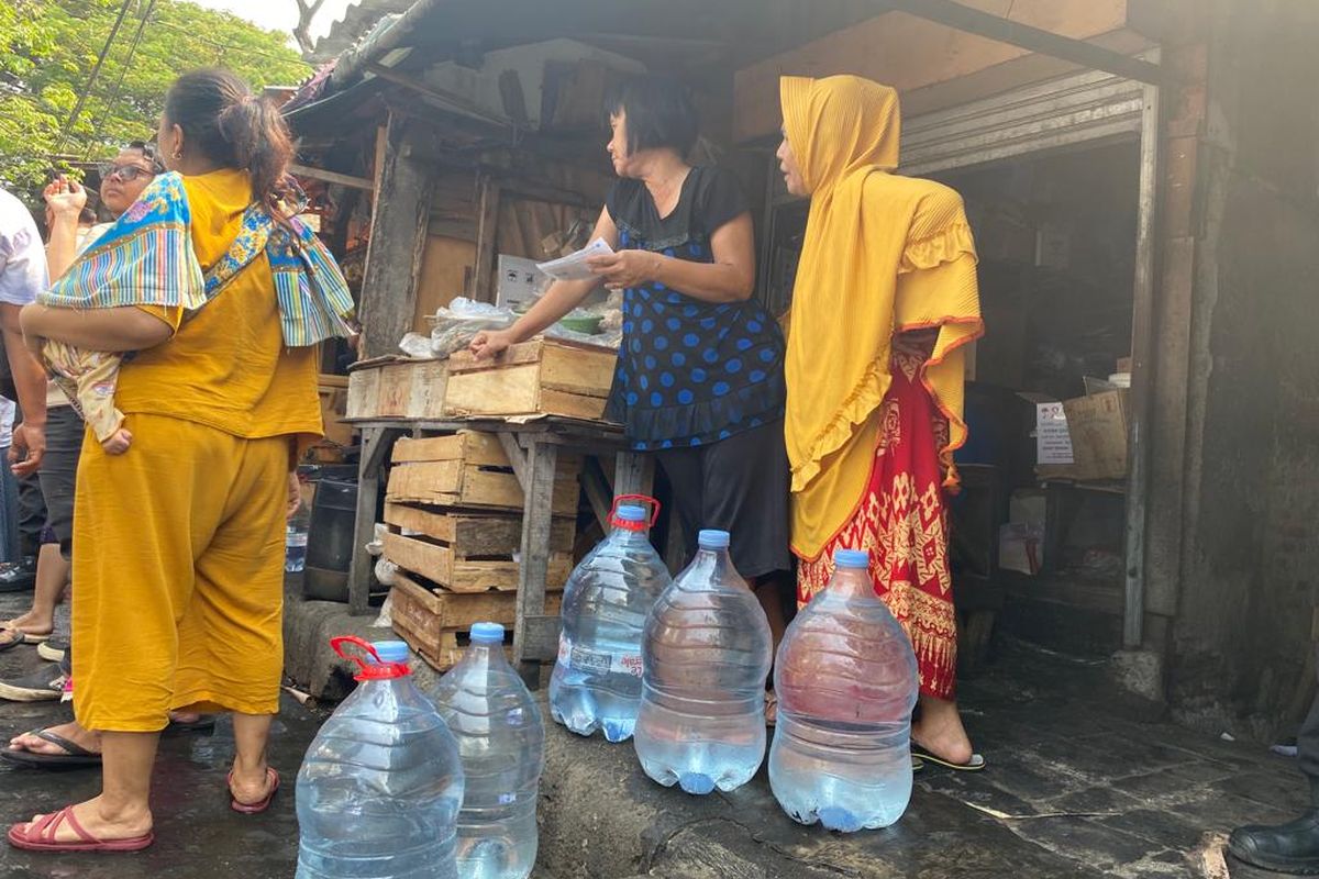 Warga di RW 004, Jembatan Besi, Tambora, Jakarta Barat mengantre untuk mendapatkan air bersih karena krisis air, Kamis (5/10/2023). 