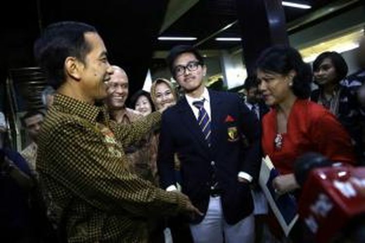 Presiden Joko Widodo dan Istrinya Iriana Joko Widodo memberikan selamat kepada, Kaesang Pangarep, saat acara kelulusan Program International Baccalaureate di Anglo-Chinese School (International) Singapura, Jumat (21/11/2014). Joko Widodo bersama Ibu Negara Iriana Joko Widodo hadir dalam acara tersebut.