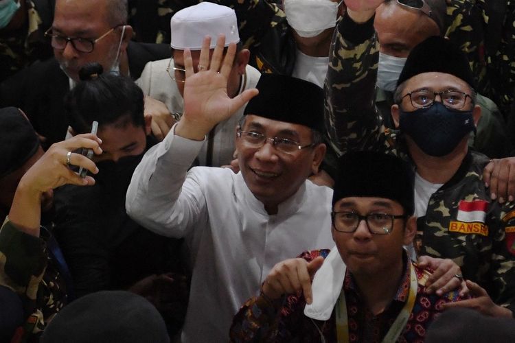 Ketua Umum PBNU terpilih Yahya Cholil Staquf (tengah) melambaikan tangan usai pemilihan Ketua Umum PBNU pada Muktamar Nahdlatul Ulama (NU) ke-34 di Universitas Lampung, Lampung, Jumat (24/12/2021). Yahya Cholil Staquf terpilih sebagai Ketua Umum PBNU periode 2021-2026 pada Muktamar NU ke-34 mengalahkan Said Aqil Siradj. ANTARA FOTO/Hafidz Mubarak A/foc.
