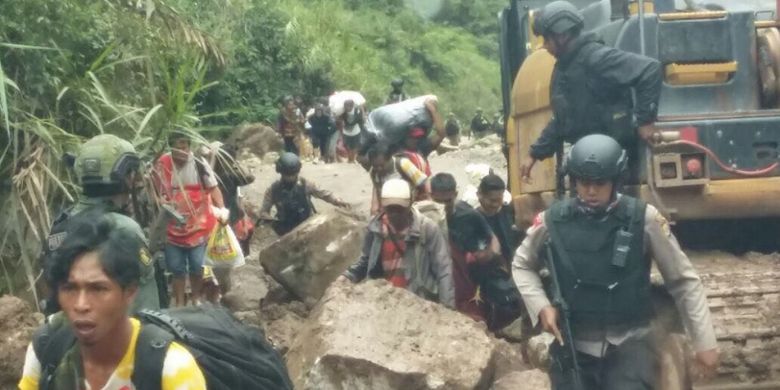 Warga yang diisolasi oleh kelompok kriminal bersenjata dievakuasi dari Kampung Kimberly, Kampung Banti, menuju Tembagapura, dengan pengawalan ketat personel TNI dan Polri pada Jumat (17/11/2017) sekitar pukul 11.00 WIT.  