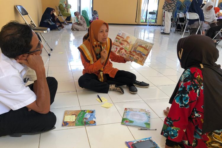 Tim guru Jakarta Intercultural School (JIS) di bawah Greg Zolkowski, Community Educational Outreach Coordinator JIS dan tim berangkat ke lokasi bencana di Selong, Nusa Tenggara Barat, pada akhir September lalu untuk memberikan workshop kepada guru TK dan PAUD.
