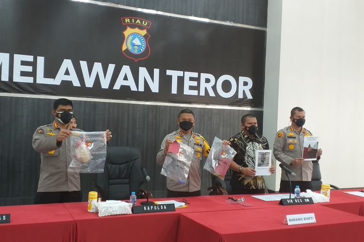 Kapolda Riau Irjen Pol Agung Setya Imam Effendi bersama Kabid Humas Kombes Pol Sunarto, Dirreskrimum Kombes Pol Teddy Ristiawan dan Kapolresta Pekanbaru Kombes Pol Nandang Mu'min Wijaya, memperlihatkan barang bukti yang disita dari tiga pelaku teror saat menggelar konferensi pers, Jumat (12/3/2021).