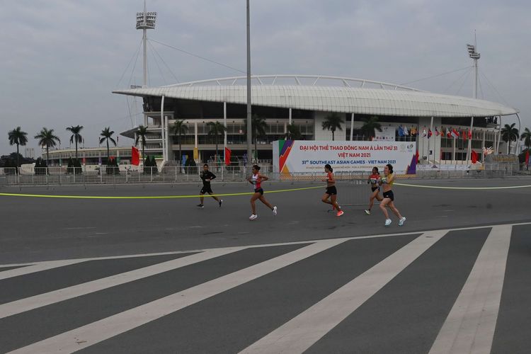 Pelari Indonesia Odekta Elvina Naibaho (depan) beradu cepat dengan lawan-lawannya pada perlombaan nomor lari maraton putri SEA Games Vietnam 2021 di jalan raya sekitar kawasan Stadion Nasional My Dinh, Hanoi, Vietnam, Kamis (19/5/2022). Odekta berhasil merebut medali emas setelah menempuh jarak sejauh 42 kilometer dan finis pertama dengan catatan waktu 2 jam 55 menit 27 detik.