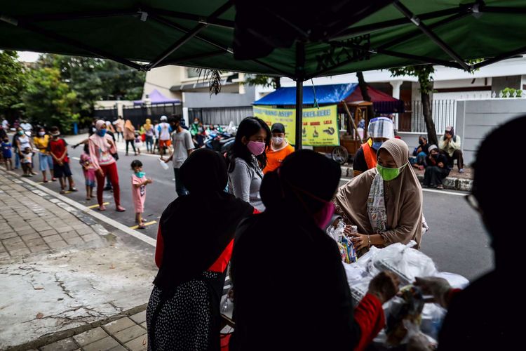 Residents queued to get the Takjil, food for breaking the fast given for free in Cempaka Putih, central Jakarta on Thursday, April 5, 2020.