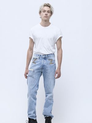 Ilustrasi kantong celana di bagian depan celana jeans Z Flip Pocket Denim yang dijahit dengan ukiran huruf Z.