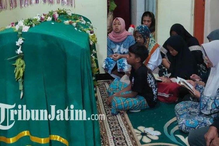 Keluarga korban tragedi Kanjuruhan saat mendoakan Andi Setiawan di rumah duka. 
