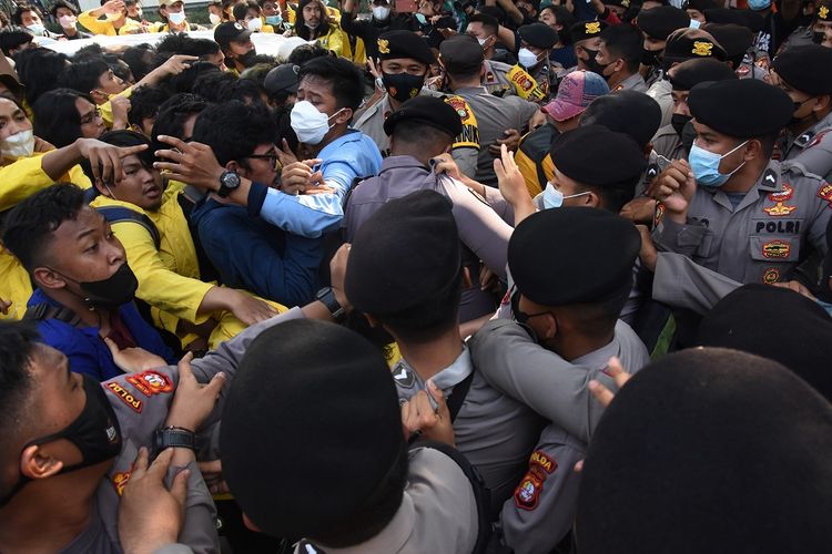 Mahasiswa yang tergabung dalam Aliansi BEM Seluruh Indonesia (BEM SI) dan Gerakan Selamatkan KPK terlibat aksi saling dorong dengan polisi saat berunjuk rasa di sekitar Gedung Merah Putih KPK di Jakarta, Senin (27/9/2021). Aksi demonstrasi itu menuntut pembatalan pemecatan 56 pegawai KPK yang gagal Tes Wawasan Kebangsaan (TWK) pada 30 September mendatang. ANTARA FOTO/Indrianto Eko Suwarso/aww.