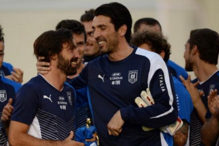 Andrea Pirlo (kiri depan) dan Gianluigi Buffon saat membela tim nasional Italia