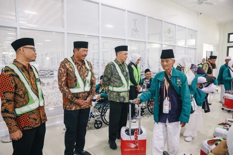 Pj Gubernur Jateng Nana Sudjana memberangkatkan ratusan jamaah haji kloter pertama di Embarkasi Solo, Minggu (12/5/2024).