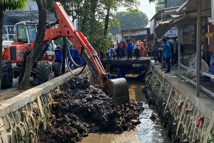 Cegah Genangan 70 Sentimeter, Kali di Srengseng Sawah Dikeruk hingga Juli 2025