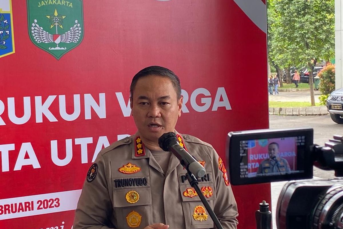 Kabid Humas Polda Metro Jaya Kombes Pol Trunoyudo Wisnu Andiko saat ditemui awak media di Ecovention Ancol, Jakarta Utara, Sabtu (11/2/2023). Dia memastikan bahwa kasus pembunuhan sopir taksi online di Depok oleh anggota Densus 88 akan dilakukan secara transparan. 