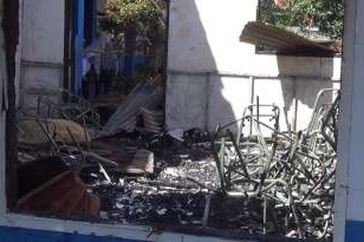 Sejumlah pelajar Sekolah Menengah Pertama (SMP) di Gowa, Sulawesi Selatan tengah menyaksikan puing ruang gurunya setelah dibakar oleh tiga rekannya lantaran kesal diberi hukuman oleh gurunya. Kamis, (07/04/2016).