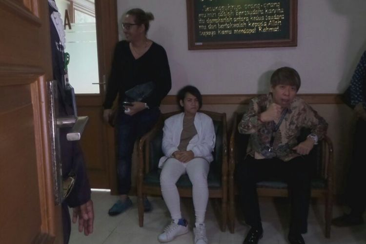 Evelyn Nada Anjani (berbaju putih) menghadiri sidang perdana perceraiannya dengan Aming Sugandhi di Pengadilan Agama Jakarta Selatan, Kamis (23/3/2017).