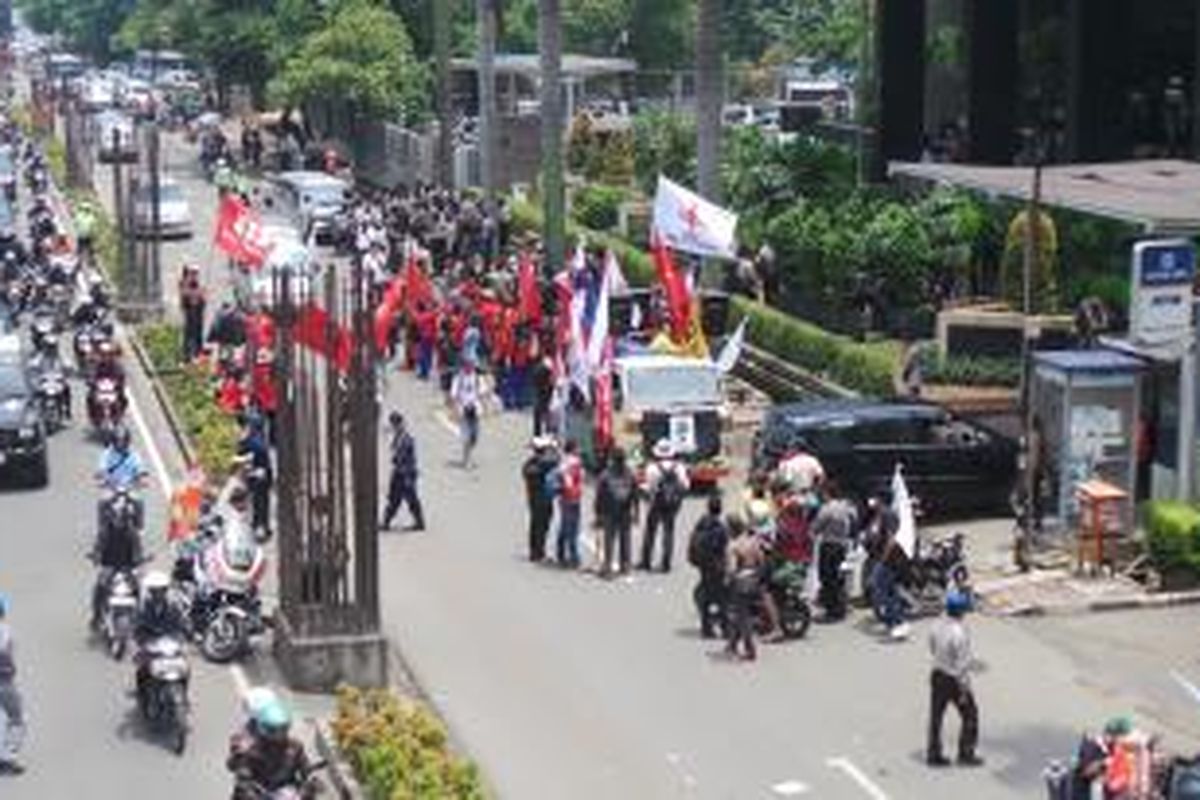 Jalur lambat Jalan HR Rasuna Said depan Gedung KPK, Kuningan, Jakarta, Selasa (11/2/2014) mulai dibuka setelah sempat ditutup karena aksi unjukrasa yang menuntut KPK mengusut masalah pertanahan.