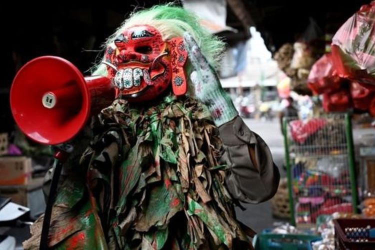 Kepolisian Bali memberi pengarahan kepada warga mengenai pentingnya mencuci tangan, memakai masker, dan menjaga jarak. 