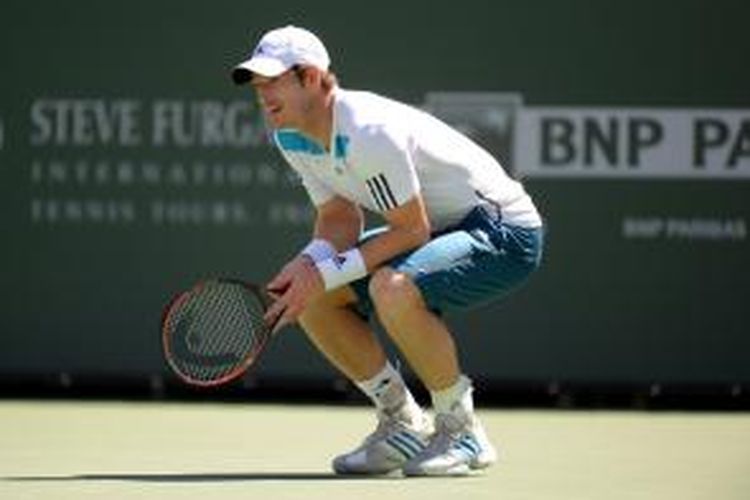 Petenis Inggris Andy Murray bereaksi setelah kehilangan poin saat menghadapi Milos Raonic dari Kanada pada babak keempat BNP Paribas Open di Indian Wells, Rabu (12/3/2014). Murray kalah 4-6, 7-5, 6-3.