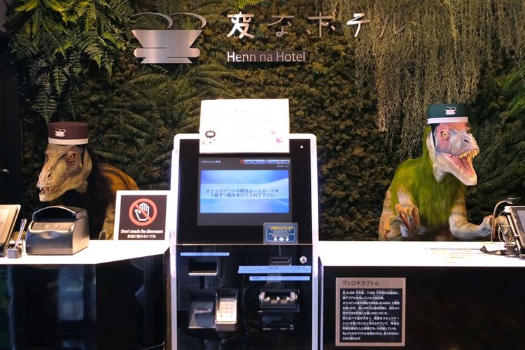 Hotel Henn-na di Jepang yang terkenal karena menggunakan robot untuk sejumlah pekerjaan layanan tamu, termasuk resepsionis, yang digantikan robot dinosaurus.