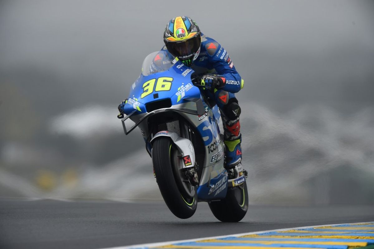 Joan Mir saat berlaga di MotoGP Le Mans. (Photo by JEAN-FRANCOIS MONIER / AFP)