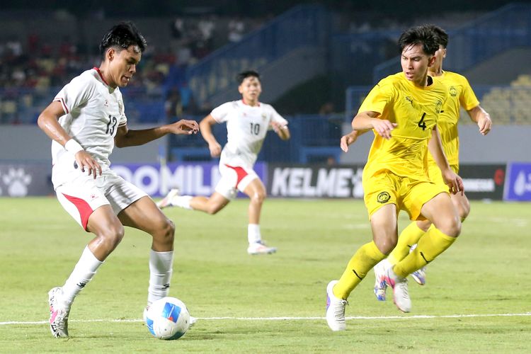 Pemain timnas u17 Indonesia Sean Rahman Kastor bersiap menendang bola saat laga kedua babak penyisihan Grup A ASEAN U17 Championship 2026 melawan Malaysia yang berakhir dengan skor 0-1 di Stadion Gelora Joko Samudro Gresik, Jawa Timur, Kamis (16/4/2026) malam.