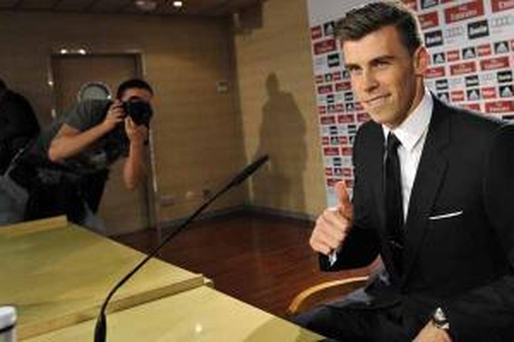Gareth Bale usai memberikan keterangan pers saat dirinya diperkenalkan sebagai pemain baru Real Madrid, Senin (2/9/2013).