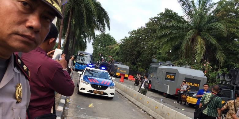 Bus transjakarta kembali beroperasi hingga Ragunan, Jakarta Selatan, Selasa (3/1/2017) mulai pukul 16.00 WIB. Pengoperasian kembali bus dilakukan dengan pengawalan polisi.