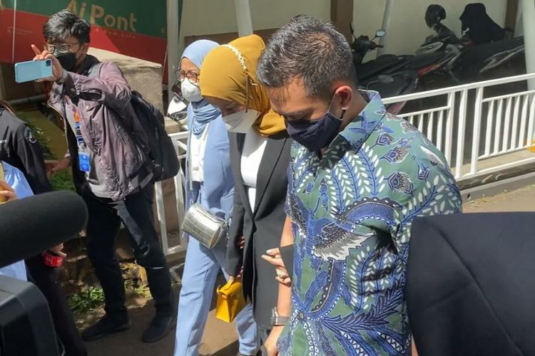 Olla Ramlan dan Aufar Hutapea saat hadir di Pengadilan Agama Jakarta Selatan, Senin (4/4/2022). 