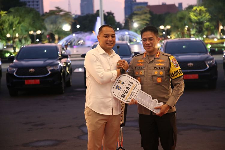 Wali Kota Surabaya Eri Cahyadi menyerahkan bantuan 11 mobil pinjam pakai secara simbolis kepada Kapolrestabes Surabaya Kombes Pol Akhmad Yusep Gunawan di halaman Balai Kota Surabaya, Senin (6/3/2023). 