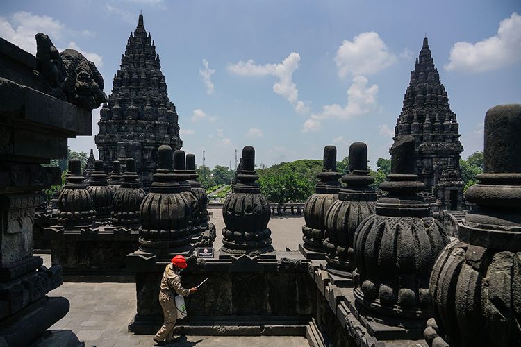 Foto dirilis Rabu (22/7/2020), memperlihatkan petugas Balai Pelestarian Cagar Budaya (BPCB) DIY menyemprotkan cairan disinfektan di batuan Candi Prambanan, Sleman, DI Yogyakarta. Pihak pengelola dan penyedia jasa wisata di Yogyakarta mencoba kembali bangkit dengan menerapkan protokol kesehatan Covid-19 secara ketat dan melakukan simulasi untuk membiasakan tatanan era adaptasi kebiasaan baru.