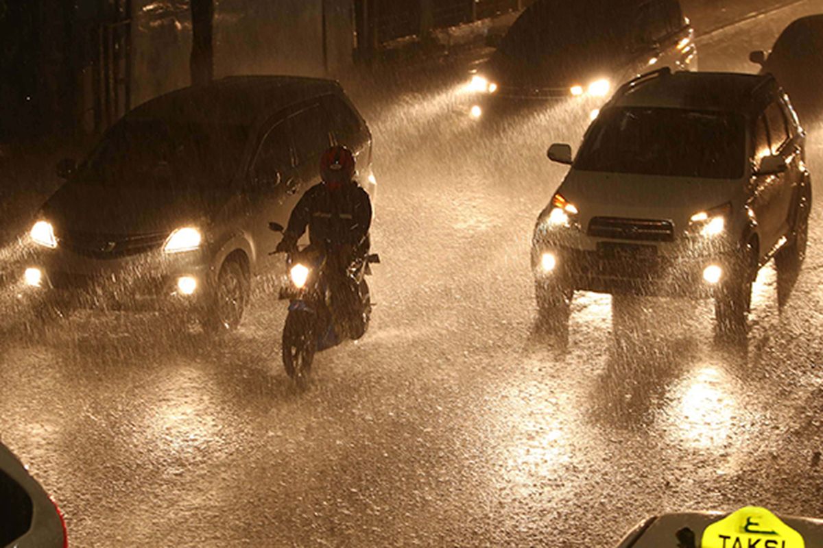 Sejumlah kendaraan melintas di tengah hujan lebat di Jalan Tentara Pelajar, Jakarta, Sabtu (25/2/2017).
