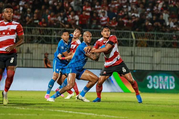 Bek Madura United Fachruddin Aryanto (merah) mengawal pergerakan penyerang Persib David da Silva dalam pertandingan pekan ke-18 Liga 1 2023-2024 antara Madura United vs Persib di Stadion Gelora Bangkalan, Rabu (1/11/2023).