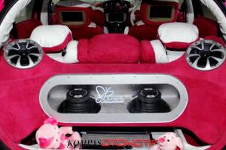 Interior tema Piglet dalam kabin Toyota Yaris