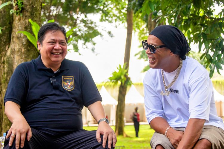 Menteri Koordinator Bidang Perekonomian Airlangga Hartarto berbincang dengan legenda sepak bola asal Brasil bernama lengkap Ronaldo de Assis Moreira.