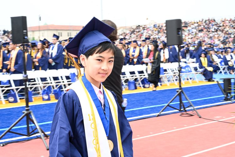 Clovis Hung, mahasiswa termuda di Fullerton College, AS mampu menamatkan pendidikan di perguruan tingi ketika usianya baru 12 tahun. Ia diwisuda pada 20 Mei 2023 dengan mengoleksi 5 gelar.