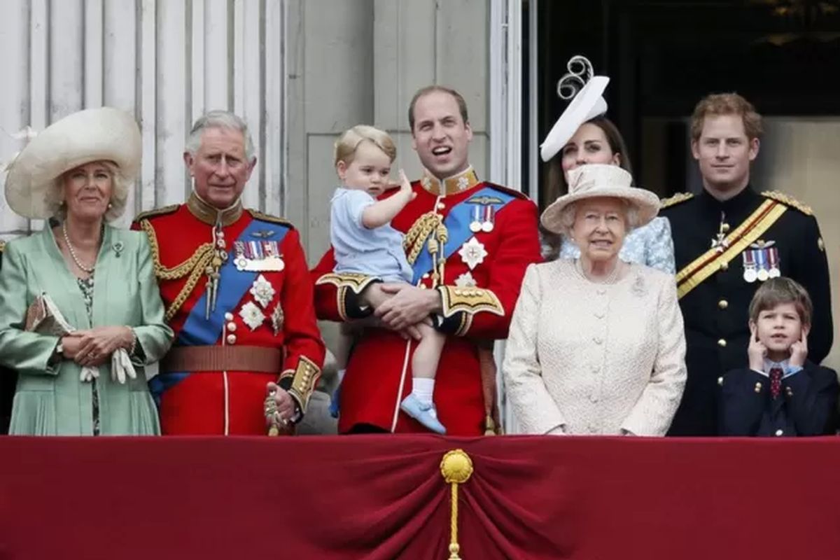Ratu bersama keluarga penerus takhta Kerajaan Inggris saat merayakan ulang tahun Ratu Elizabeth II tahun 2015.