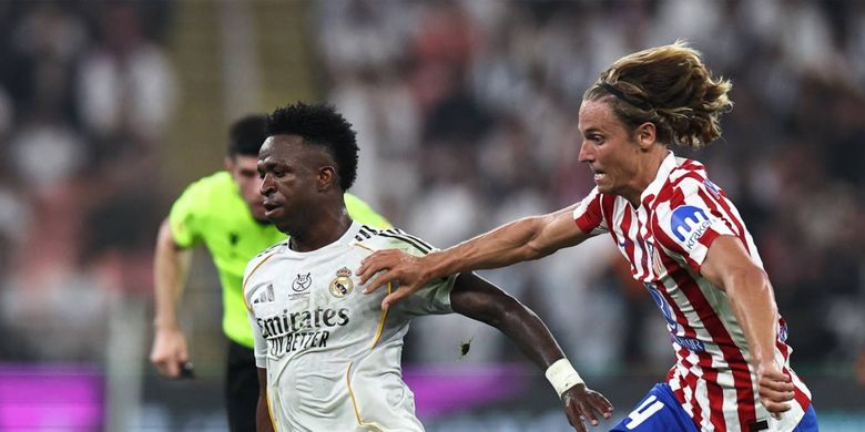 Vinicius Junior (kiri) kala beraksi dalam pertandingan semifinal Piala Super Spanyol antara Atletico Madrid vs Real Madrid di King Abdullah Sports City, Jeddah, pada 8 Januari 2026. (Foto: Fadel Senna / AFP)
