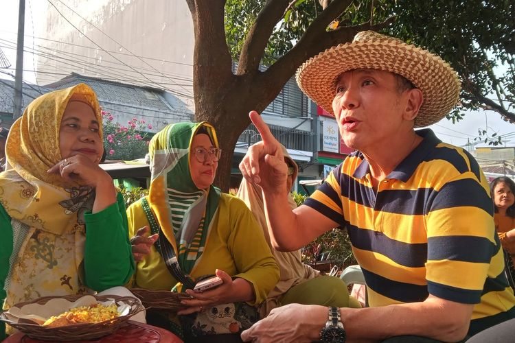 Jusuf Hamka menyapa warga Cianjur, Jawa Barat yang sedang menyantap nasi kuning babah Alun.