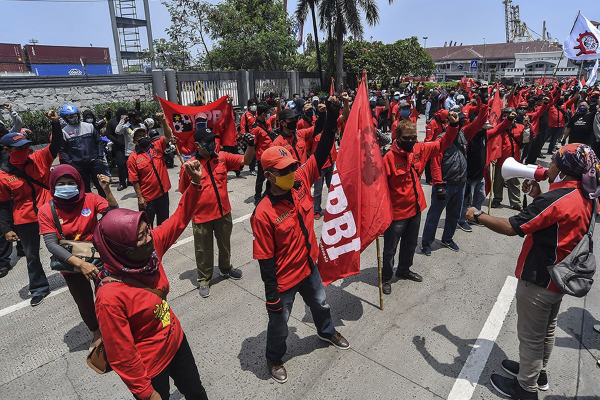 Sejumlah buruh yang tergabung dalam Konfederasi Persatuan Buruh Indonesia disingkat KP-KPBI melakukan aksi tolak UU Omnibus Law Cipta Kerja di kawasan Tanjung Priok, Jakarta, Selasa (6/10/2020). Buruh dari berbagai aliansi dan konfederasi berencana melakukan mogok nasional pada 6-8 Oktober 2020 untuk menolak Undang-undang (UU) Omnibus Law Cipta Kerja yang telah disahkan oleh DPR pada Senin (5/10/2020).