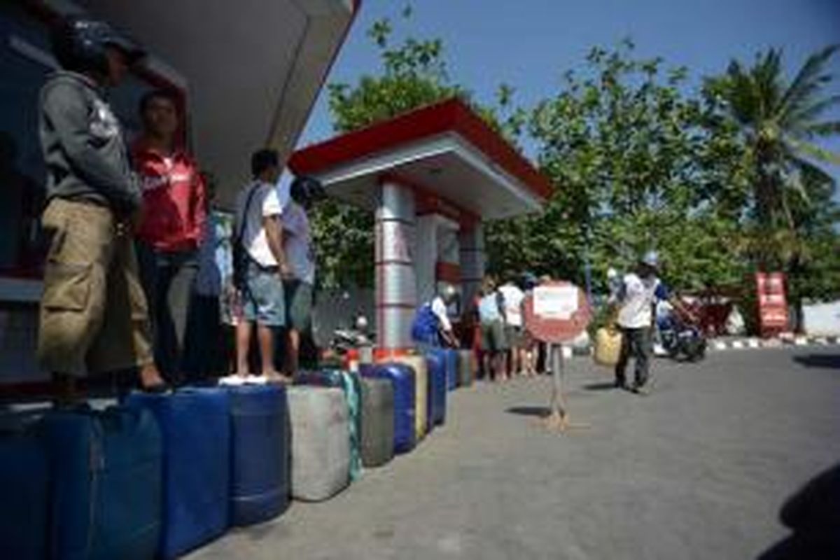 Penjual bensin premium eceran antre membeli bahan bakar di sebuah SPBU di Bantul, Desa Pendowoharjo, Sewon, Bantul, DI Yogyakarta, Senin (25/8/2014). Pembatasan pasokan premium membuat para pengguna bahan bakar minyak (BBM) bersubsidi tersebut dalam empat hari terakhir harus mengantre di sejumlah SPBU di kawasan Bantul.