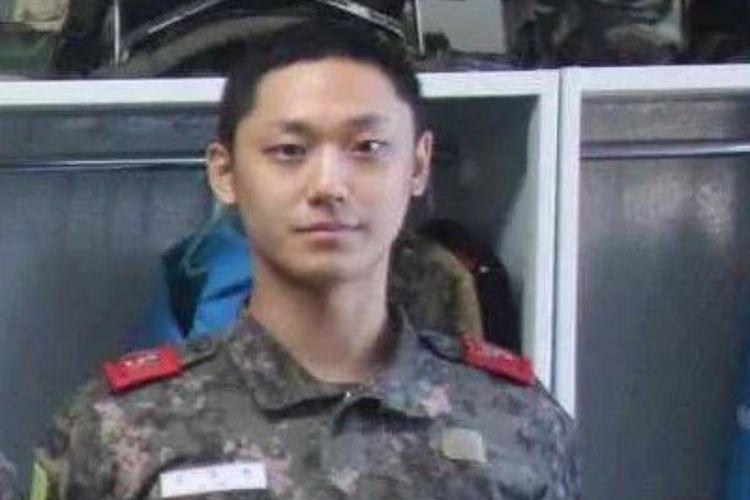 Foto resmi aktor Lee Do Hyun di militer resmi dirilis di website Pusat Pelatihan Dasar Angkatan Udara Korea Selatan.