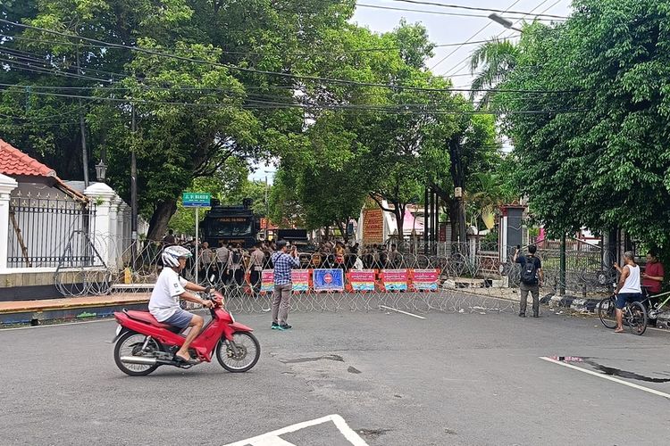 Kawat berduri dipasang oleh petugas kepolisian di jalan menuju Gedung DPRD Pati, Jawa Tengah, Jumat (31/10/2025)