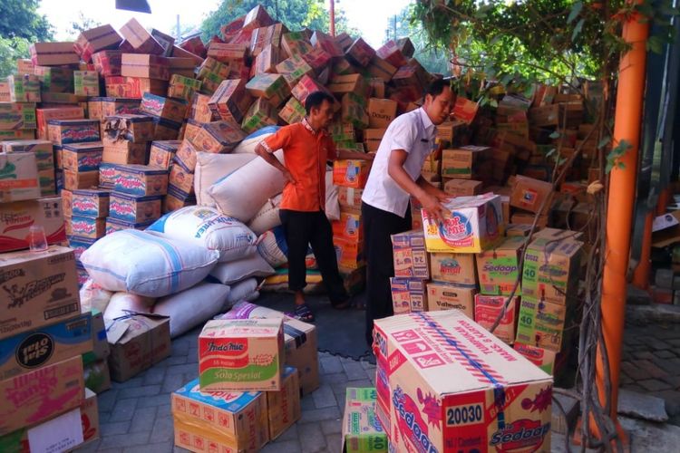 Bantuan materi dan makanan untuk korban bencana Sulteng mengalir di posko BPBD Jatim, Rabu (3/10/2018)