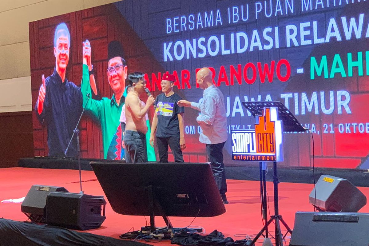 Relawan PDI Perjuangan usai membuka kemejanya di Grand City Surabaya