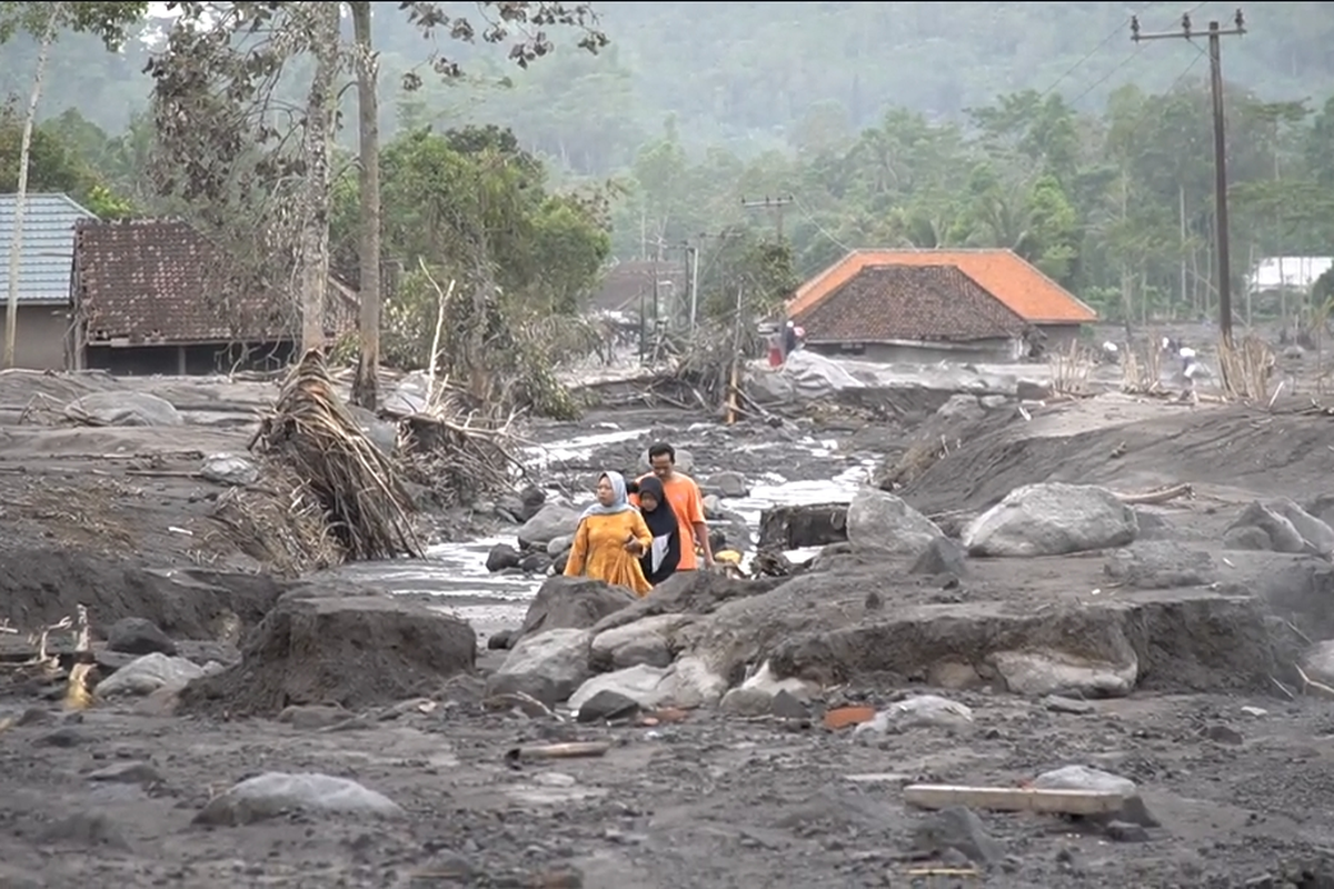 Kondisi permukiman warga di Sumbersari usai diterjang erupsi Gunung Semeru
