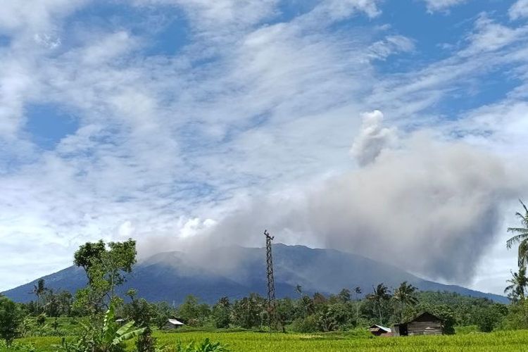 Gunung Marapi Sumbar kembali mengalami erupsi, dengan ketinggian abu vulkanik mencapai 400 meter dari puncak, Senin (6/2/2023).